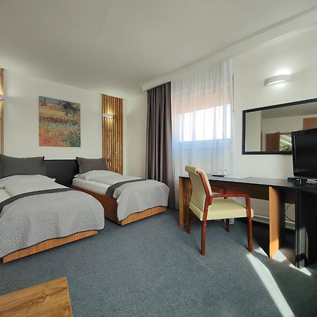Hotel P7 Łuczeniec Zewnętrze zdjęcie