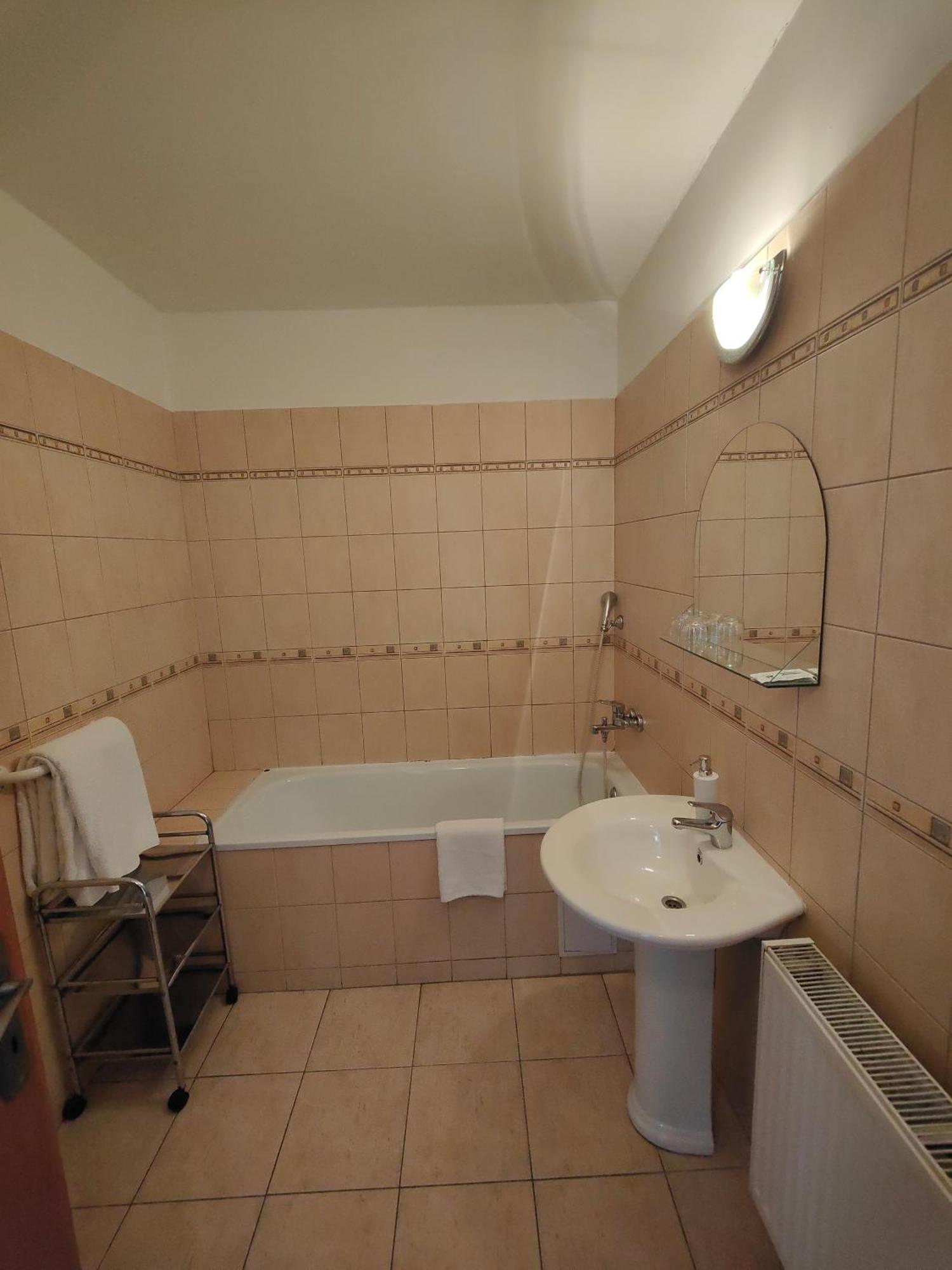 Hotel P7 Łuczeniec Zewnętrze zdjęcie