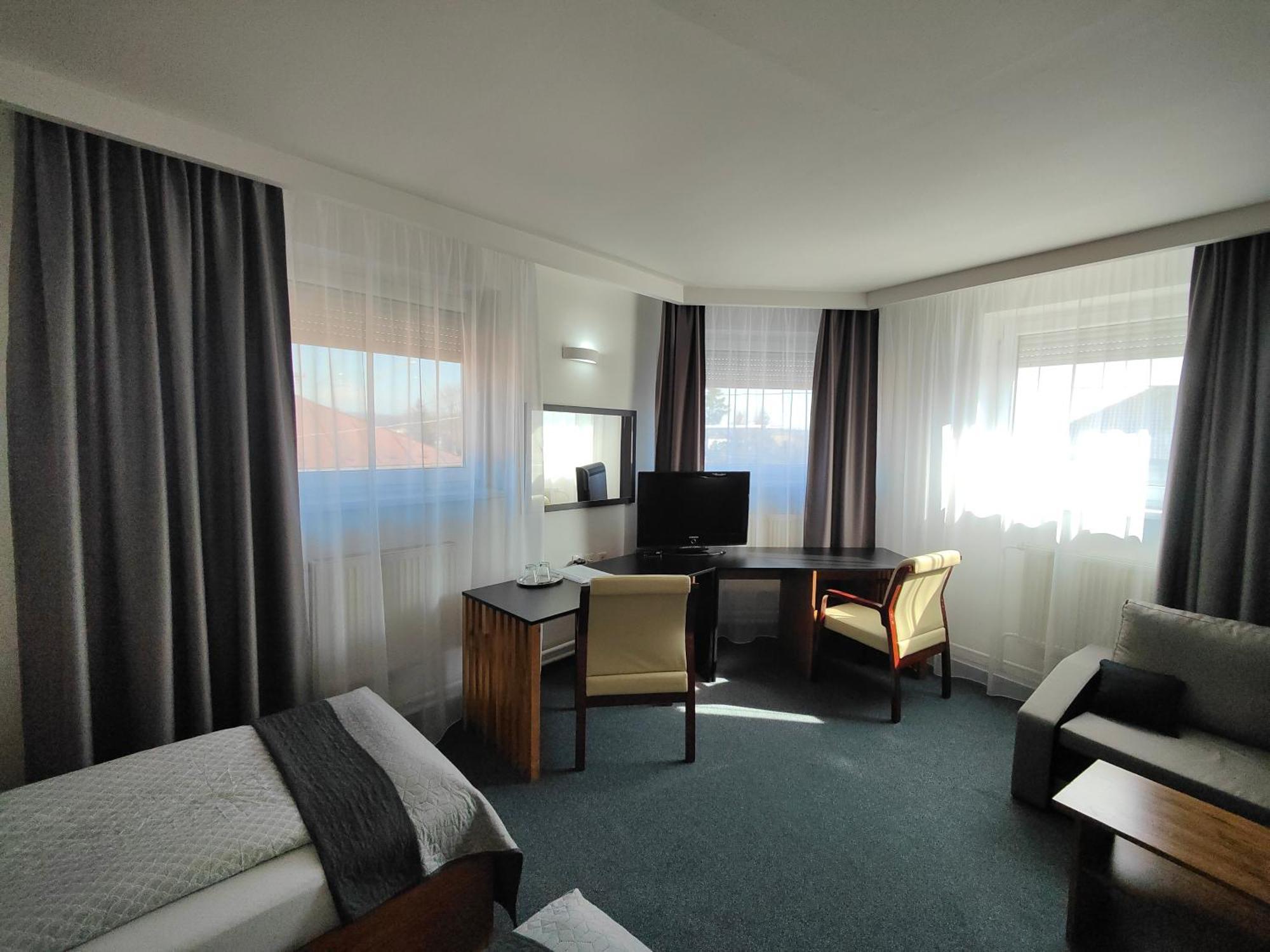 Hotel P7 Łuczeniec Zewnętrze zdjęcie