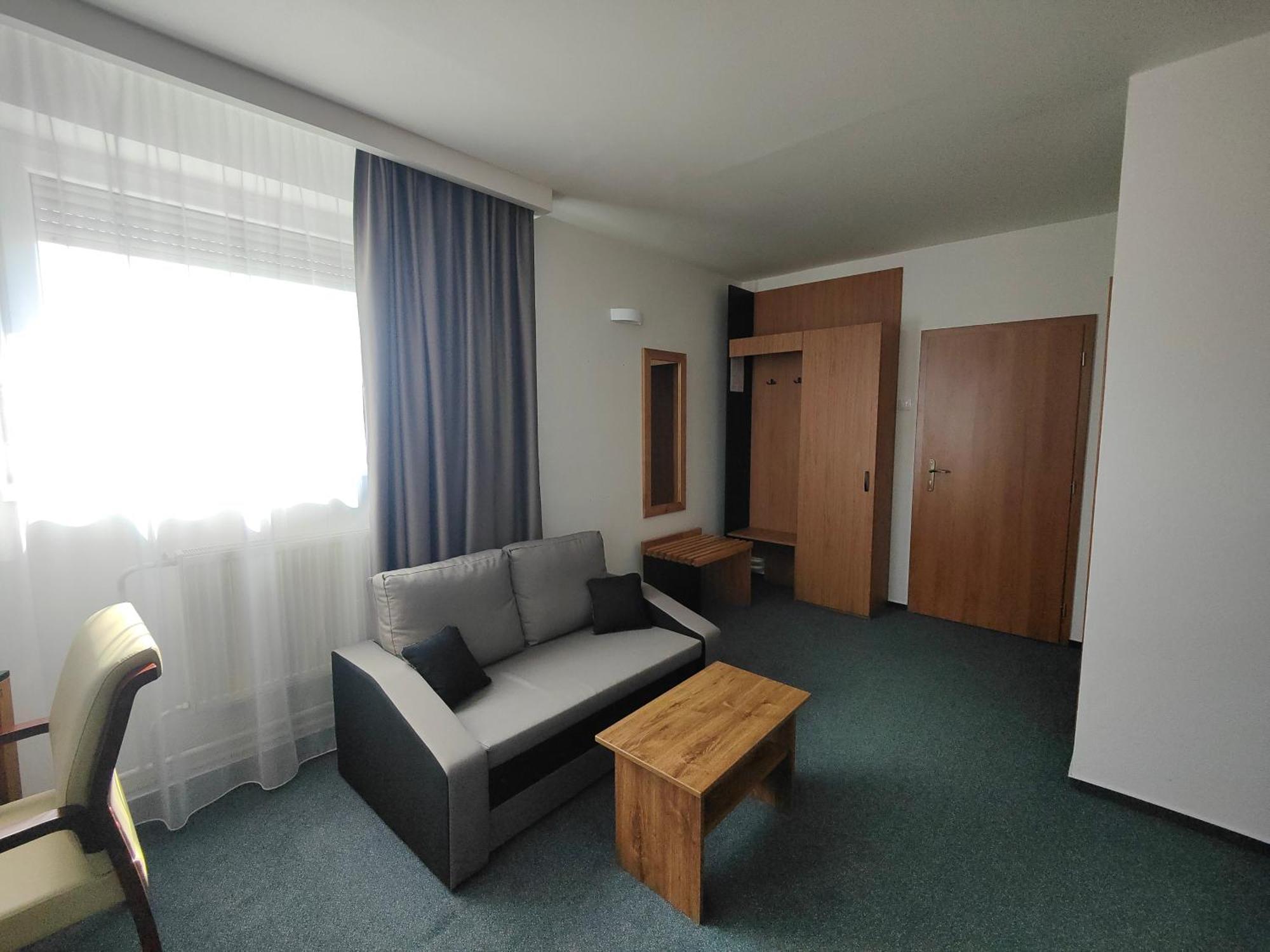 Hotel P7 Łuczeniec Zewnętrze zdjęcie