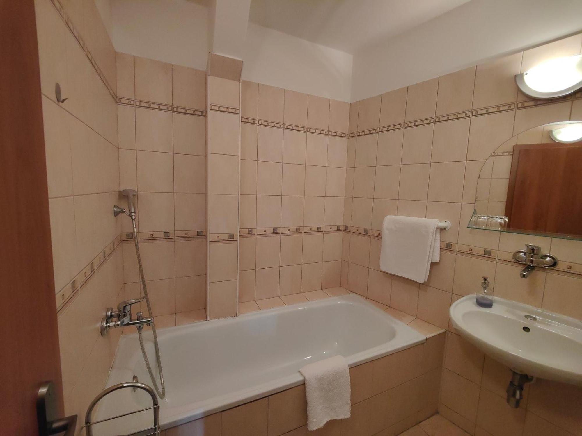Hotel P7 Łuczeniec Zewnętrze zdjęcie